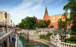 Александровский сад — исторический парк у стен Кремля в центре Москвы