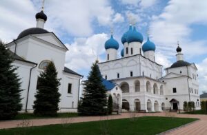 В Высоцкий и Владычний монастыри с гидом-психологом из Москвы