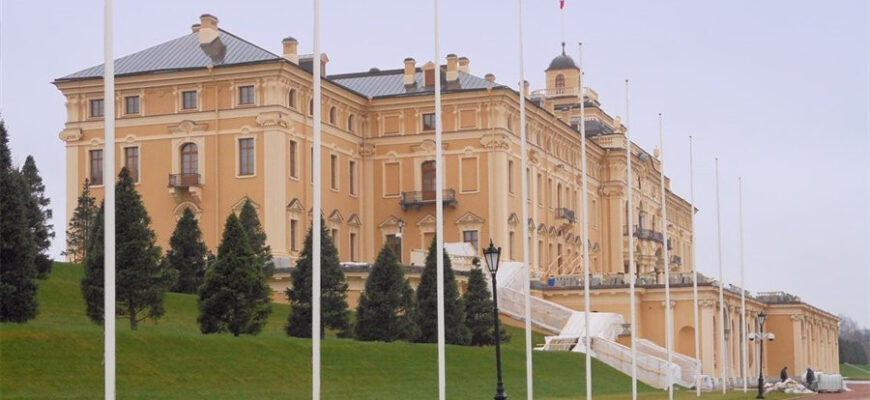 Константиновский дворец