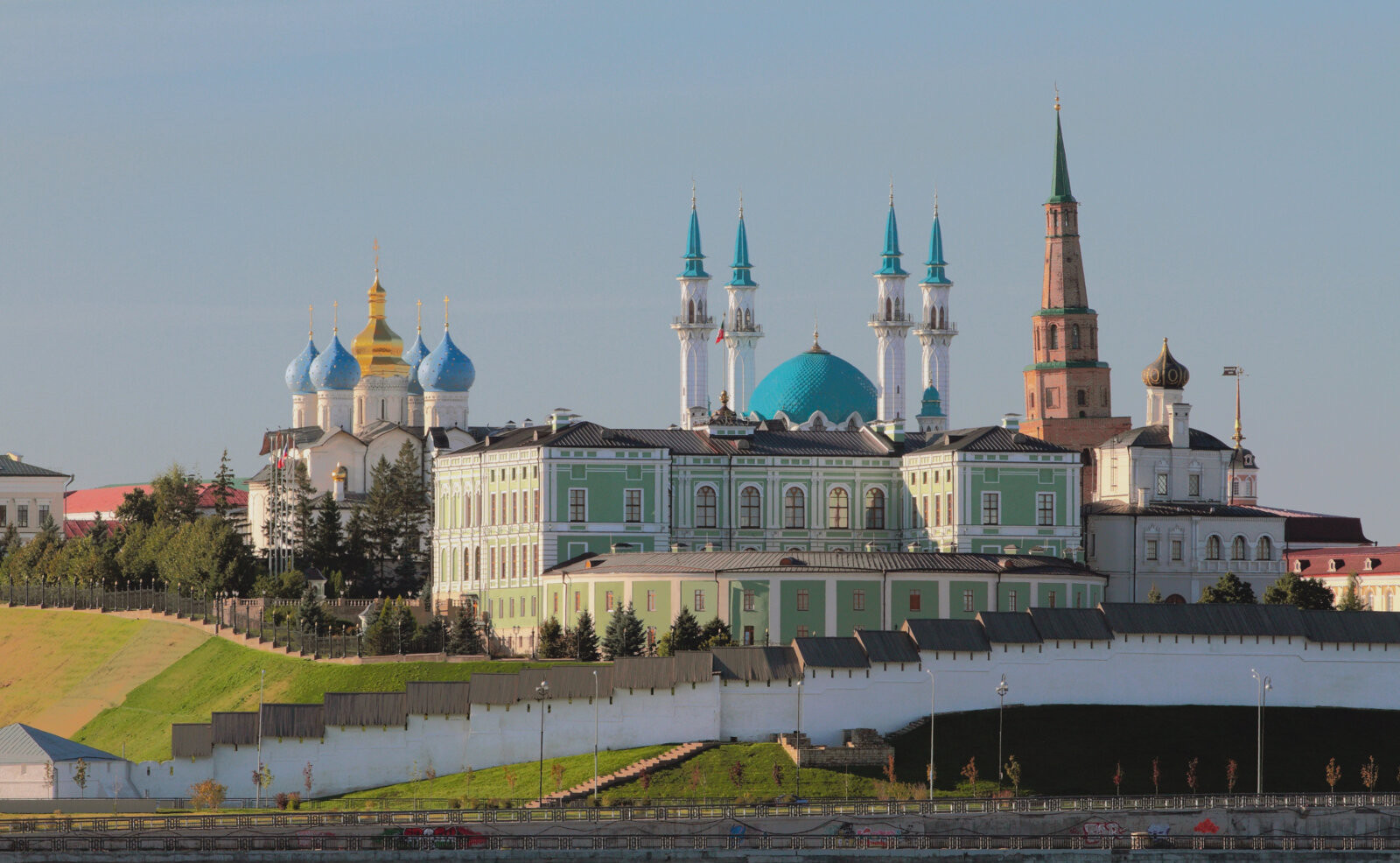 Казанский кремль пешком: история и легенды