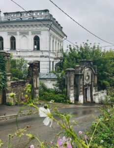 Монополисты, монахи и царицы: район Гребешок и улица Черниговская