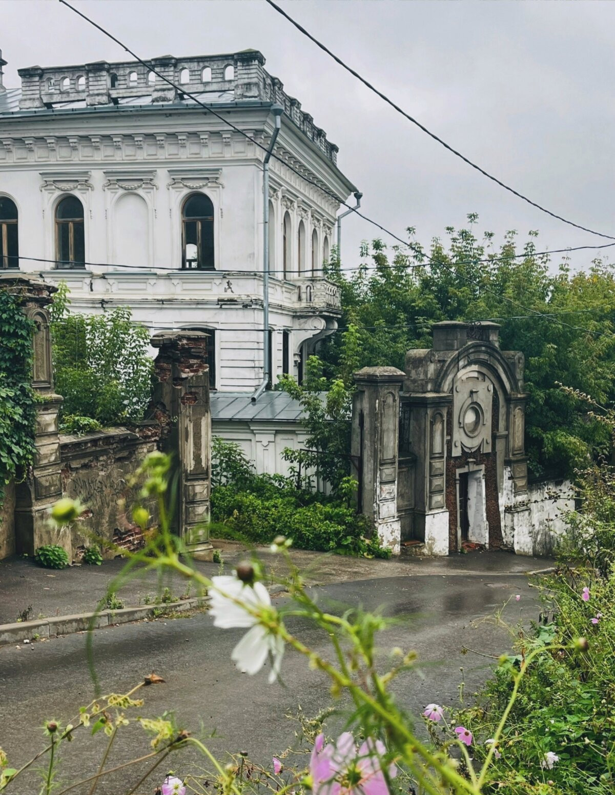 Монополисты, монахи и царицы: район Гребешок и улица Черниговская