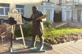 Памятник художнику на Рождественской улице в Нижнем Новгороде