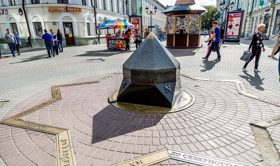 Памятник компасу