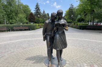 Памятник Шурику и Лидочке в Краснодаре — встреча с киношными героями