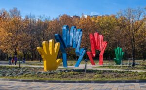 Парк 50-летия Октября — просторный и уютный уголок природы на юго-западе Москвы