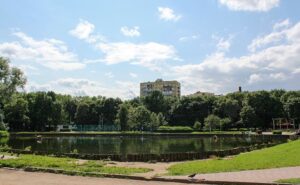 Парк «Дубки» в Москве: зелёный оазис с историей и уютом