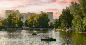 Парки Москвы: где погулять в Москве и лучшие маршруты для прогулок