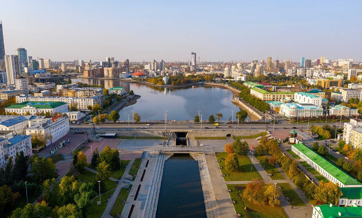 Плотина городского пруда на реке Исеть в Екатеринбурге: символ города