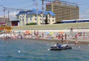 Пляж у ЖД вокзала Адлера — фото 4