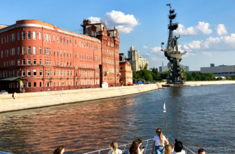 Экскурсия по Москве-реке на роскошном корабле (билеты отдельно)
