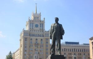 «Разрешите представиться. Маяковский»