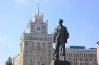 «Разрешите представиться. Маяковский»