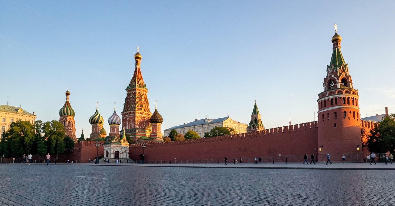 Красная площадь утром, вид на собор Василия Блаженного и Кремль
