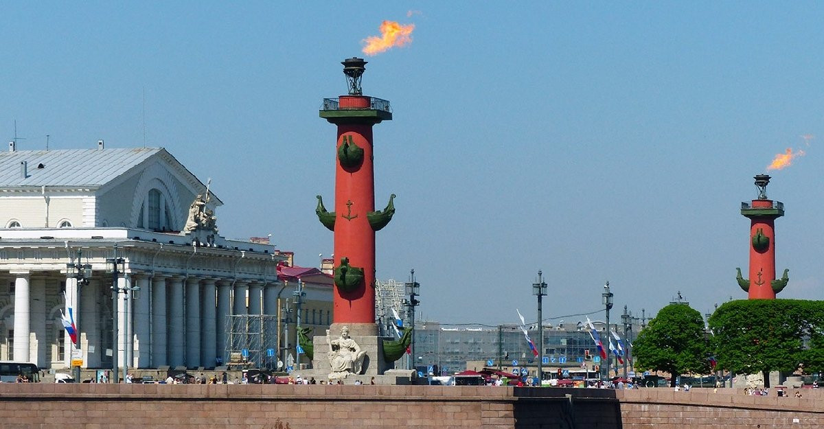 Ростральные колонны: символ Петербурга на Стрелке Васильевского острова