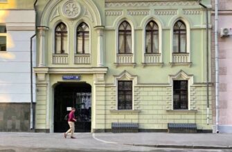 Истории женщин old money на прогулке по Поварской улице
