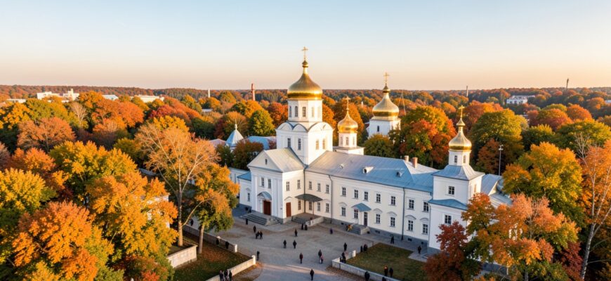 Троице-Сергиева лавра осенью, вид на соборы и деревья