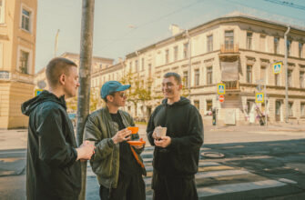 Утренняя прогулка в Петербурге — кофе, двери, дома и атмосфера