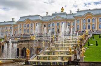 Автобусная экскурсия в Петергоф: Большой дворец, Малый дворец и фонтаны