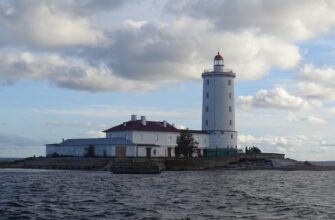 На катере к маяку Толбухин — от форта «Риф» в Кронштадте