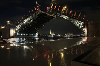 К разводным мостам — на ночном теплоходе