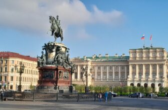 Петербург — как витрина Империи: масштаб площадей и придворных интриг от Петра до Путина