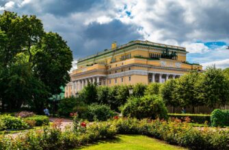 Легко ли быть звездой? Экскурсия по Петербургу с посещением Театрального музея