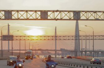Полчаса драйва по парадному Петербургу — на мотоцикле