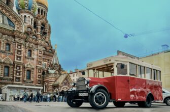 На ретроавтобусе — по центру Петербурга