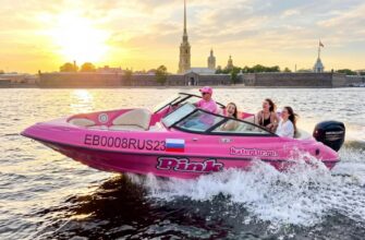 На розовом катере — по каналам Санкт-Петербурга