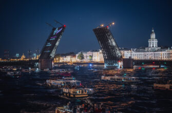 На теплоходе — вдоль разведённых мостов и парадных набережных Санкт-Петербурга