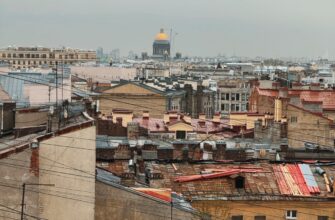 Петербург 4 в 1: дворы, парадные, коммуналки и крыша