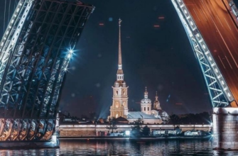 Петербург в летнюю ночь: атмосферная прогулка на катере и развод мостов