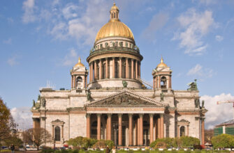 По главным местам Петербурга