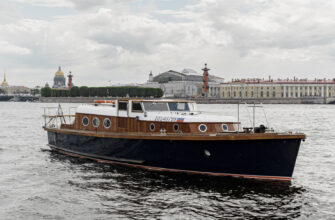 Волшебный Петербург: водная прогулка на ретро-катере