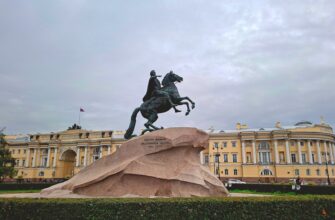 Полуденный выстрел и колоннада Исаакиевского собора