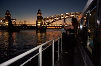 Пять разводных мостов — на теплоходе