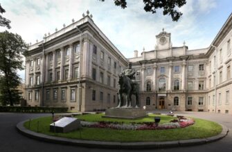 Романовы без трона: групповая прогулка по Дворцовой набережной