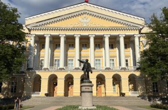 Школа фрейлин, штаб-квартира Ленина и бункер Жданова: двухвековая история Смольного