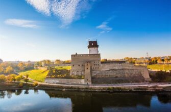 Экскурсия из Петербурга в Ивангород: крепость, нарвская рыба и маяк