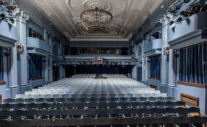 Театр на Бронной — легендарный драматический театр в центре Москвы