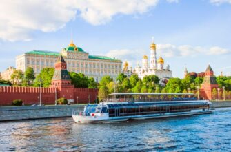 Прогулка на панорамном теплоходе «Ривер Палас» по центру Москвы с обедом или ужином