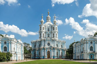 Воскресенский Смольный собор — жемчужина Санкт-Петербурга
